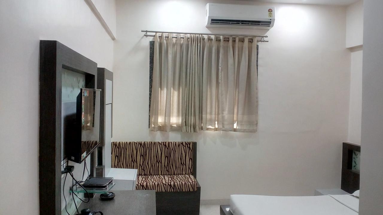 Embassy Hotel Surat Exterior foto