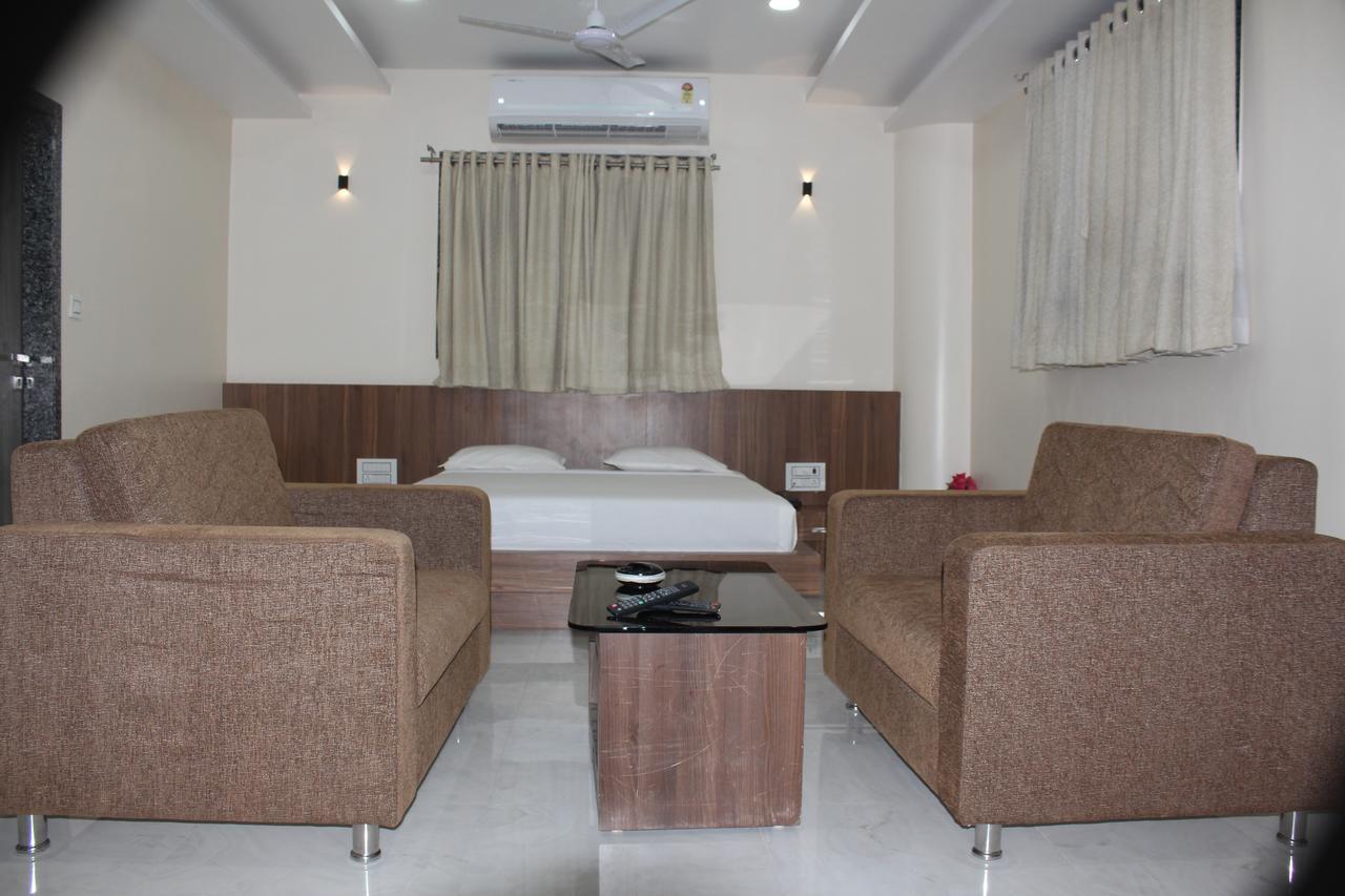 Embassy Hotel Surat Exterior foto